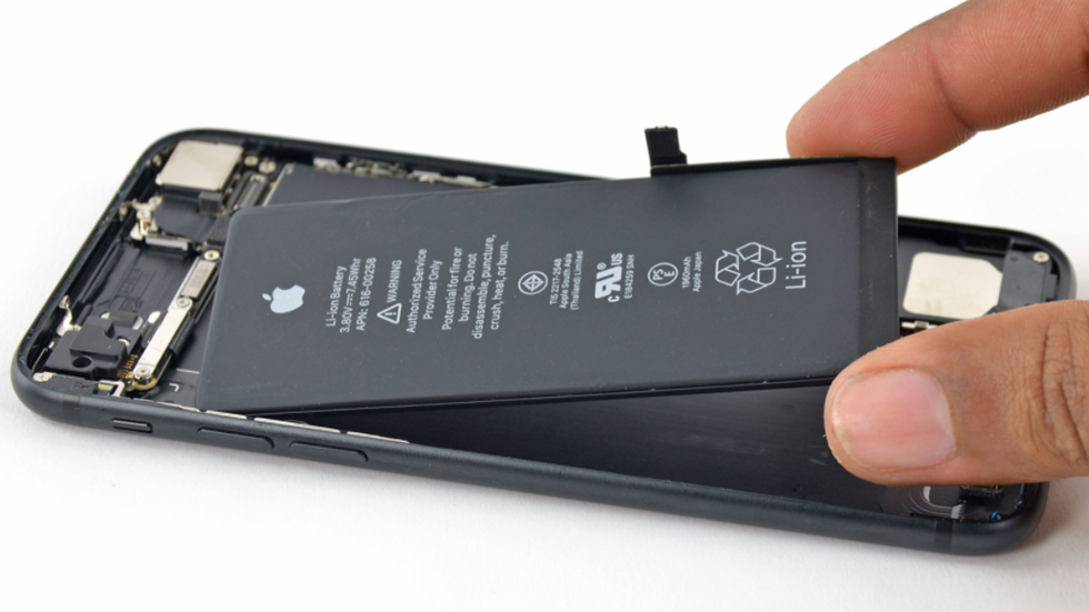 Замена батареи iPhone 7 plus в Броварах, СЦ "ПК-Партнер"